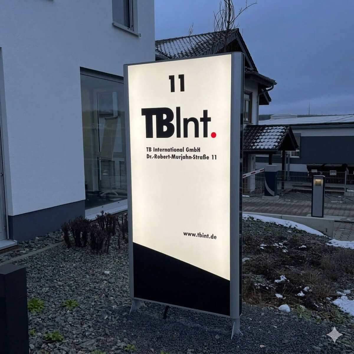 Werbepylon_gerade_beleuchtet2